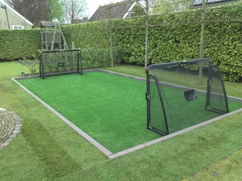 Kunstgras hockeyveld in de tuin