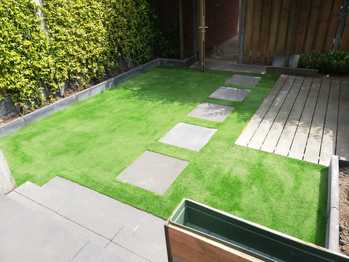 Kunstgras met staptegels in Breda