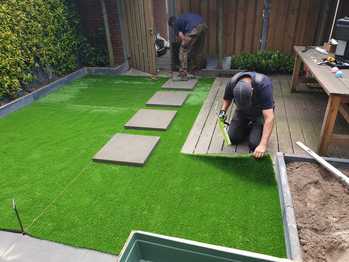 Kunstgras met staptegels in Breda