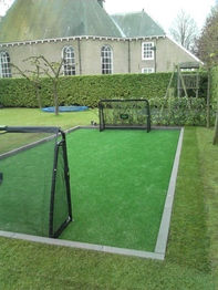 Kunstgras hockeyveld in de tuin